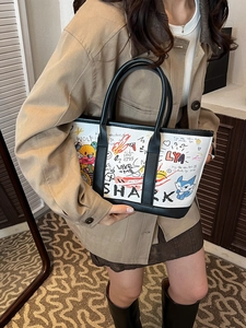 Sac fourre-tout en toile graffiti avec imprimés cartoon et finitions en cuir noir chic