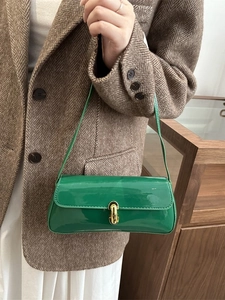 Sac baguette rétro français en cuir verni vert émeraude avec fermoir tournant doré