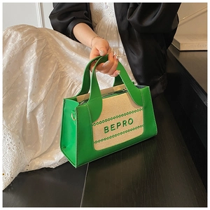 Détail du sac à main en cuir vert avec tissu tissé beige et broderie BEPRO chic
