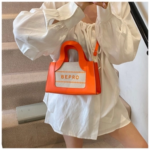 Moderne orange-beige Handtasche mit BEPRO-Stickerei, präsentiert von einem Modell