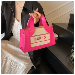 Détail du sac carré rose avec toile beige et broderie BEPRO rouge sur le devant