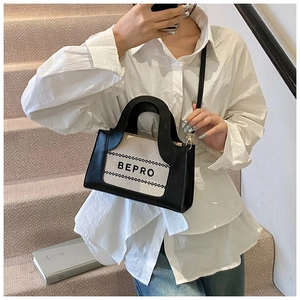 Détail du petit sac carré tendance avec motif BEPRO et texture en cuir et toile
