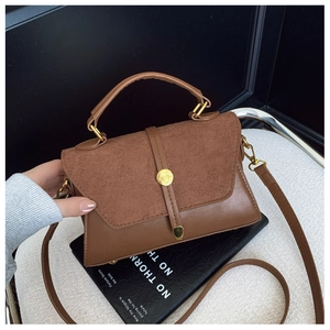 Braune Umhängetasche aus Leder mit Matt-Finish und goldenem Ringverschluss für Damen