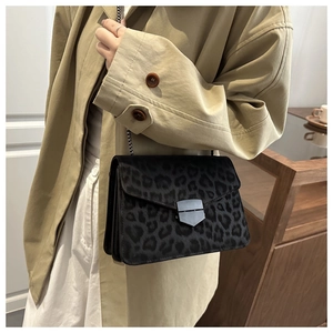 Détail du sac bandoulière imprimé léopard avec fermoir métallique et chaîne dorée