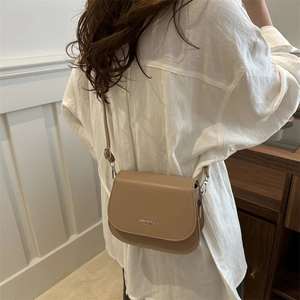 Minimalistische braune Satteltasche aus Leder für Damen mit Fashion Trend Aufdruck und Riemen