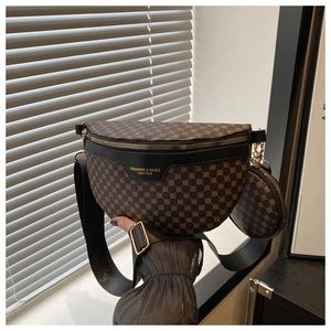 Détail du sac de poitrine à monogramme rétro avec mini porte-monnaie et chaîne dorée