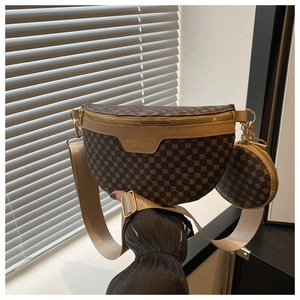 Détail d'un sac banane vintage marron avec mini pochette et large bandoulière tissée