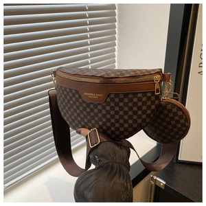 Détail du sac de poitrine marron à motif géométrique avec mini bourse et métal doré