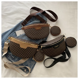 Détail du sac bandoulière tendance avec pochette assortie et sangles à motifs