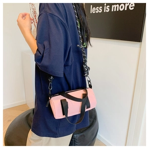 Sac cylindrique rose avec bandoulière unique en corde de nylon noir et blanc sport