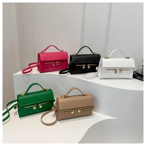 Dettaglio di cinque colori della borsa a tracolla quadrata con doppia zip e lucchetto