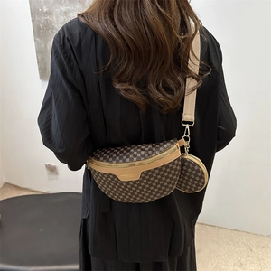 Sac de poitrine rétro à monogramme avec mini pochette ronde et bandoulière large