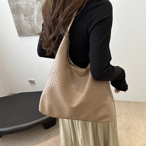 Retro khaki woven tote bag with large capacity for stylish summer commuting wear