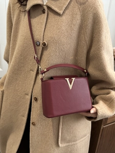 Sac à main élégant en cuir bordeaux avec boucle en V dorée pour la mode quotidienne