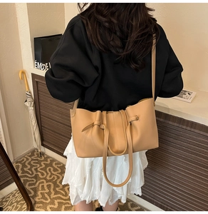 Détail du sac cabas plissé kaki avec sangle nouée, style sac nuage en cuir souple