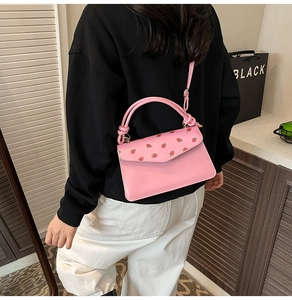 Détail du sac bandoulière rose imprimé fraise en cuir PU lisse avec poignée main