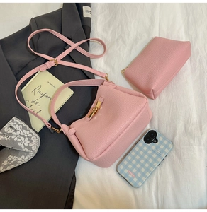 Ensemble sac à main rose texture litchi avec fermoir doré et bandoulière réglable