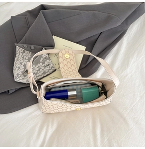 Vue intérieure du sac à bandoulière beige à motifs offrant espace pour maquillage