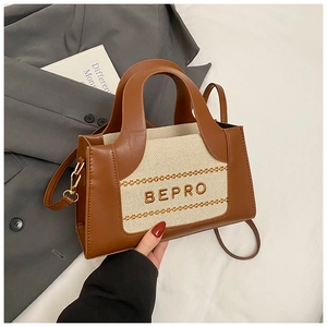 Detail der BEPRO Handtasche mit braunem Lederbesatz und Canvas-Stoff auf einem Blazer