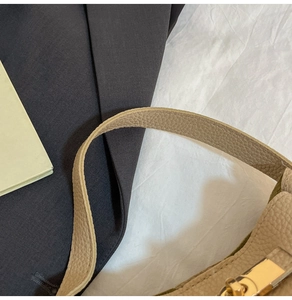 Détail du sac à main en cuir grainé avec fermoir doré et coutures de haute qualité