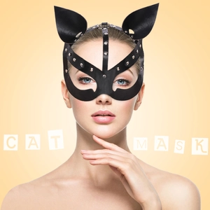 Détail du masque de chat en cuir PU noir avec rivets métalliques et sangle de réglage