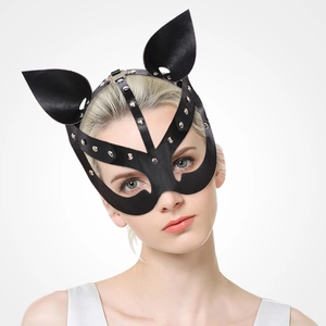 Détail d'un masque de chat en cuir PU noir orné de clous métalliques style punk argenté