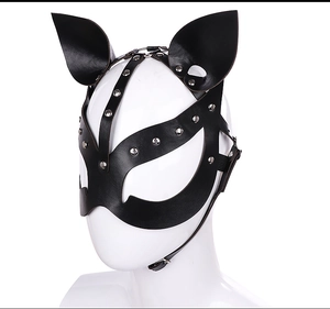 Détail du masque de chat en cuir PU noir avec rivets en argent et sangles
