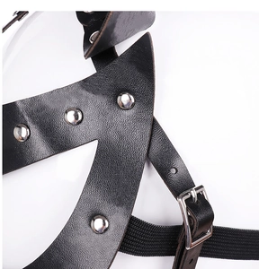 Vue détaillée des lanières en cuir PU noir avec rivets et boucle en métal argenté