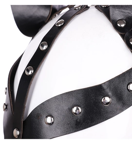 Gros plan détaillé de sangles en cuir PU noir avec rivets métalliques sur un mannequin