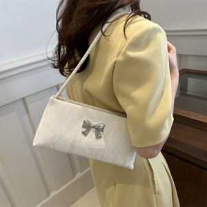 Sac baguette blanc plissé avec nœud en métal argenté, sac à épaule élégant pour femme