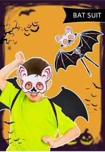 Dettaglio del costume da pipistrello per bambini con maschera in feltro e ali nere