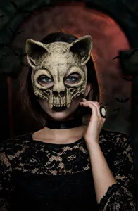 Detail der 3D Schafsknochen Totenkopfmaske mit realistischer Textur und Eckzähnen
