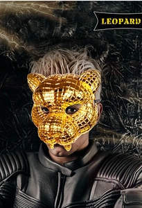 Detailansicht der goldenen Leoparden-Disco-Maske mit verspiegelter Textur und Band