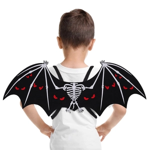 Vista posteriore di un bambino che indossa ali di pipistrello nere con motivo di Halloween