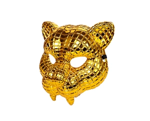 Detail der goldenen Leopardenmaske mit facettierter Textur und schwarzem Gummiband