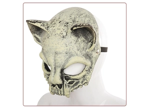 Detail der 3D-Widder-Schädelmaske mit Knochentextur und schwarzem Gummiband
