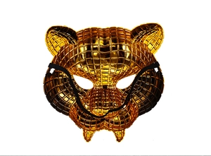 Detailansicht der goldenen Leopardenmaske mit Karomuster und elastischem Halteband
