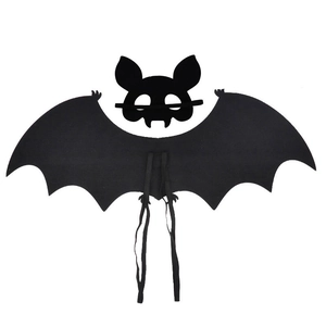 Dettaglio del costume con ali di pipistrello in feltro nero e maschera per feste Halloween