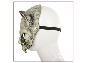 Detailaufnahme der 3D-Widder-Totenkopfmaske mit antiker Textur und elastischem Halteband