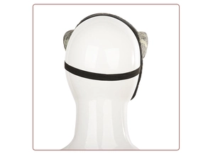 Detail der 3D-Schafsschädelmaske mit elastischem Kopfband auf einem Mannequinkopf
