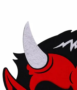 Dettaglio ravvicinato della trama in feltro rosso e nero delle ali per bambini