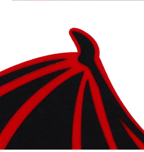 Dettaglio di ali di pipistrello in feltro rosso e nero con cuciture per costumi da bambini