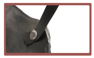 Detail der schwarzen Schafschädel-Maske mit elastischem Band und Metallnieten