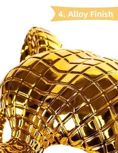 Gedetailleerde macro-opname van het gouden luipaardmasker met legeringstextuur