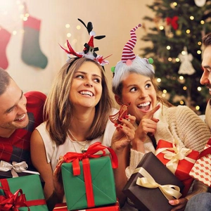 Serre-têtes de Noël avec bois de renne et bonnet de gnome portés lors d'une fête festive