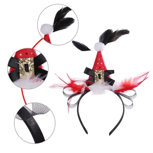 Détails du serre-tête de Noël avec mini chapeau rouge, plumes noires et boucle dorée