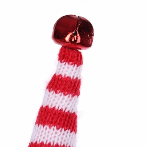 Détail de la cloche en métal rouge et texture en tricot rayé sur le serre-tête