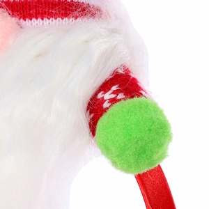 Détail d'un serre-tête de Noël avec fourrure blanche moelleuse et un pompon vert festif