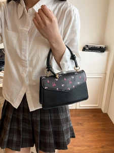 Chic sac à main noir en cuir avec rabat floral et poignée tressée pour femme