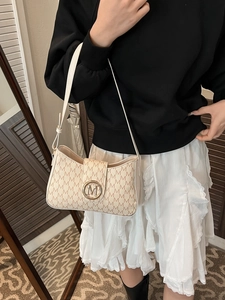 Sac bandoulière beige élégant avec imprimé monogramme M et boucle dorée en métal